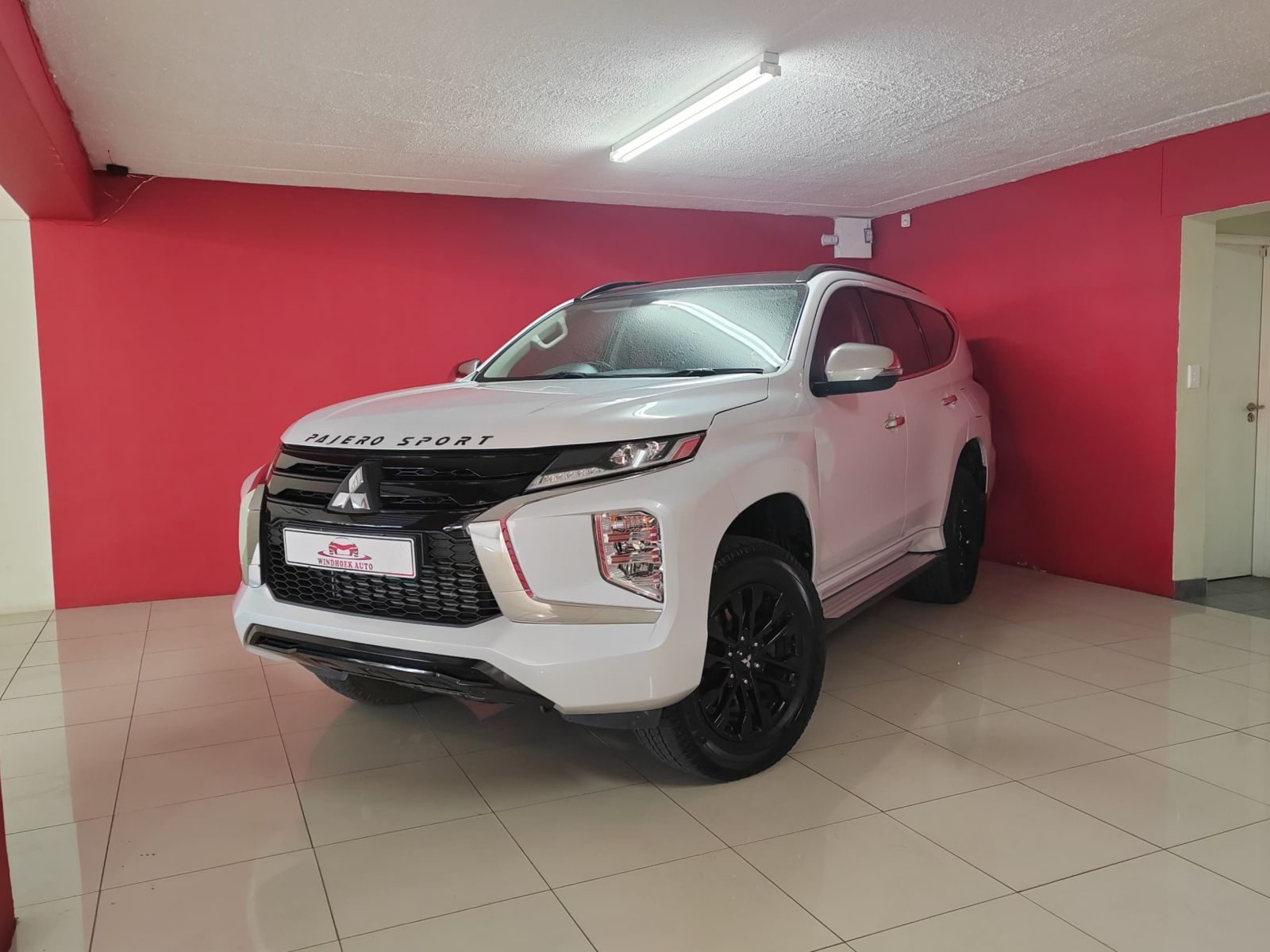2022 Mitsubishi Pajero photo 1