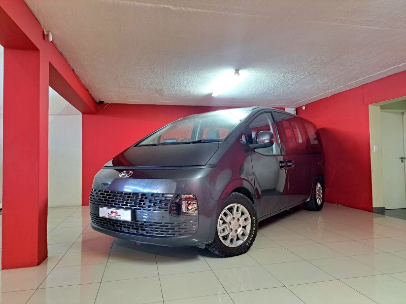 2022 Hyundai Staria photo 2