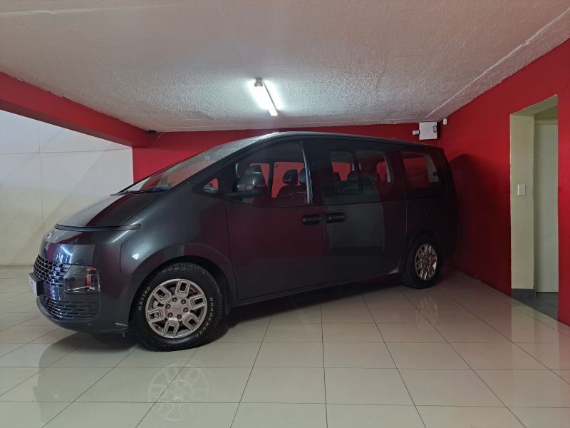 2022 Hyundai Staria photo 3
