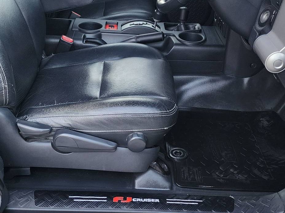2011 Toyota FJ Cruiser photo 12
