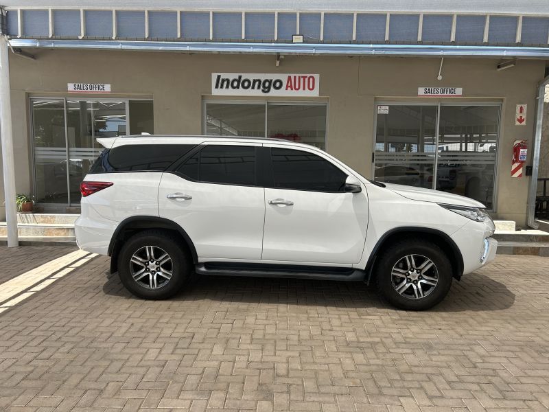 2020 Toyota Fortuner photo 2