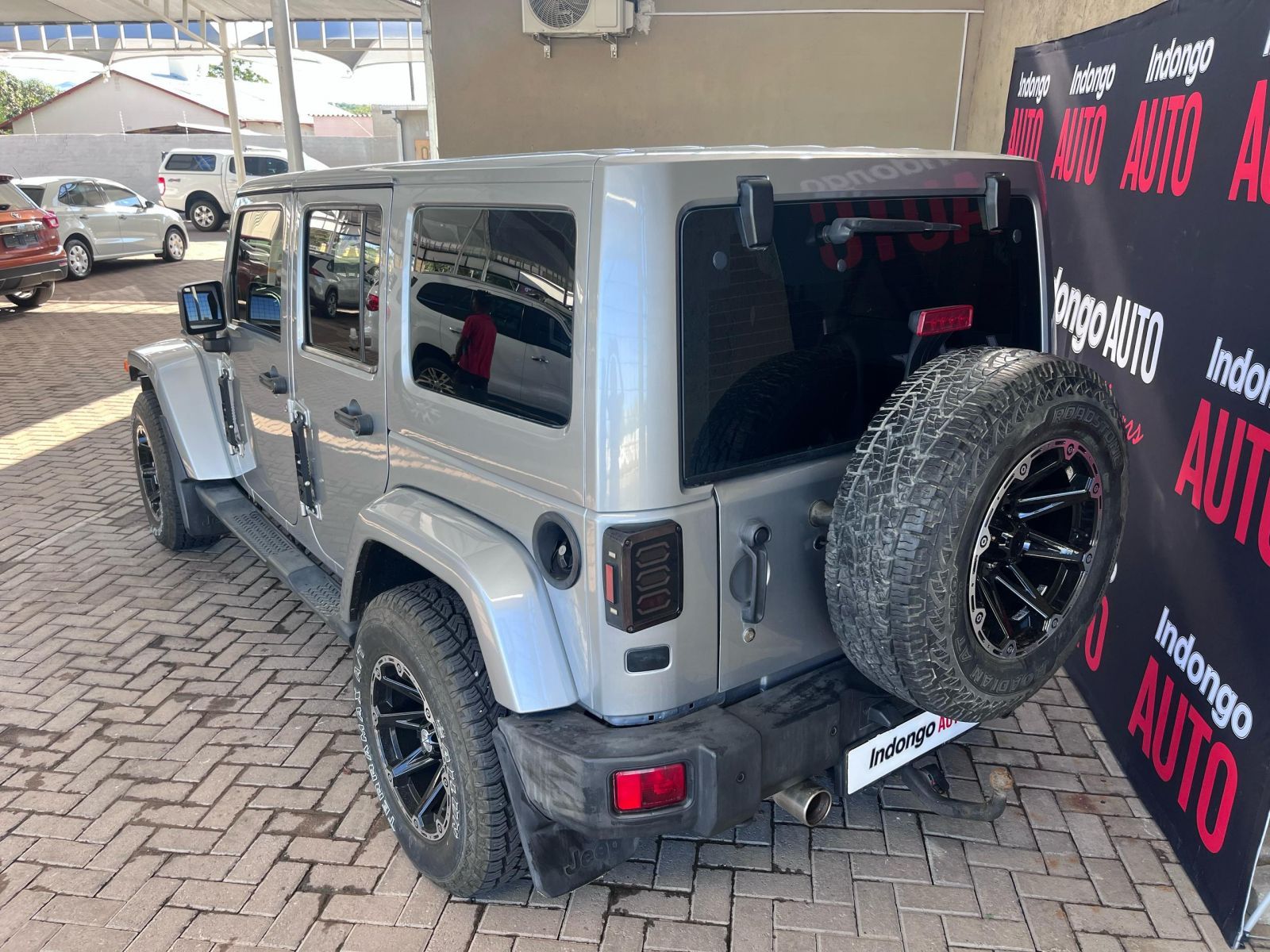 2014 Jeep Wrangler Sahara photo 4