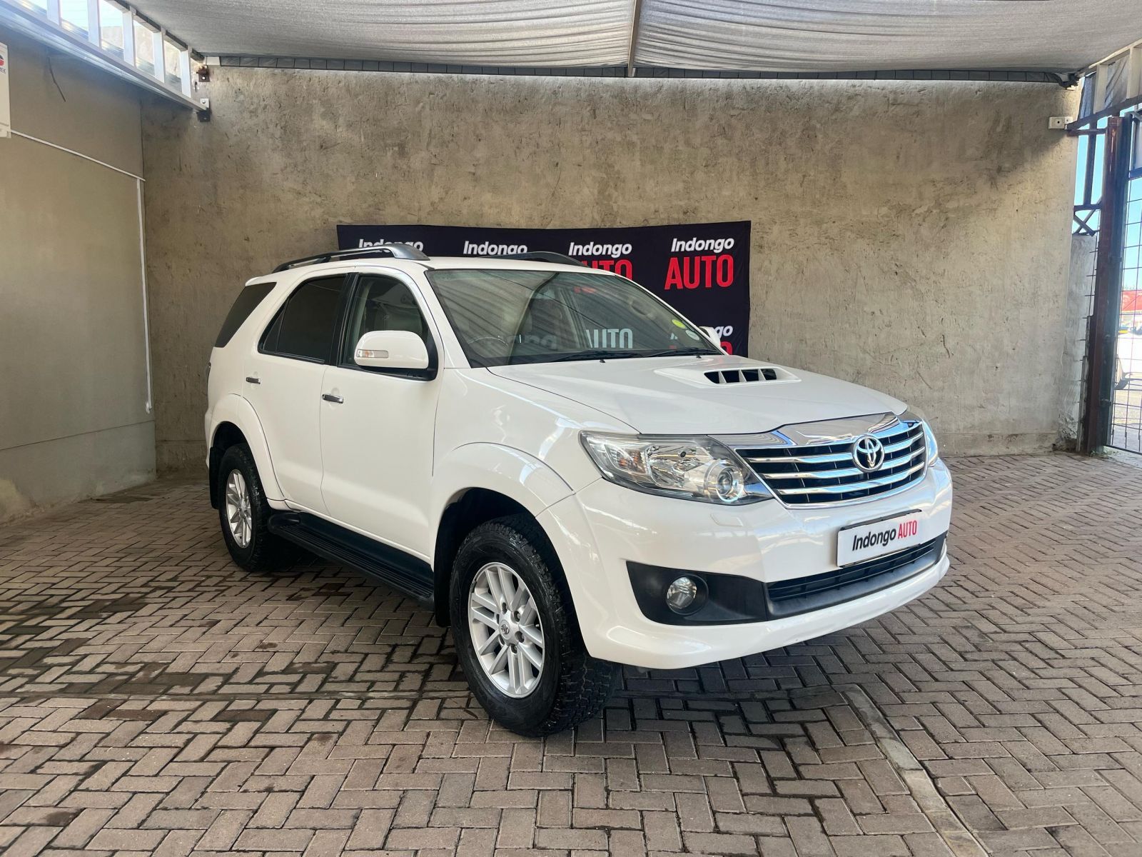 2012 Toyota Fortuner photo 1