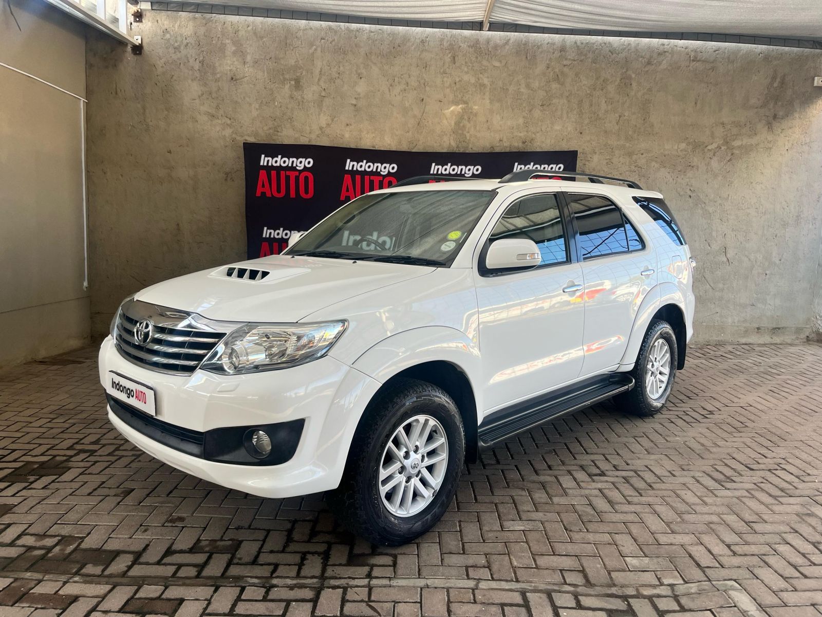 2012 Toyota Fortuner photo 2