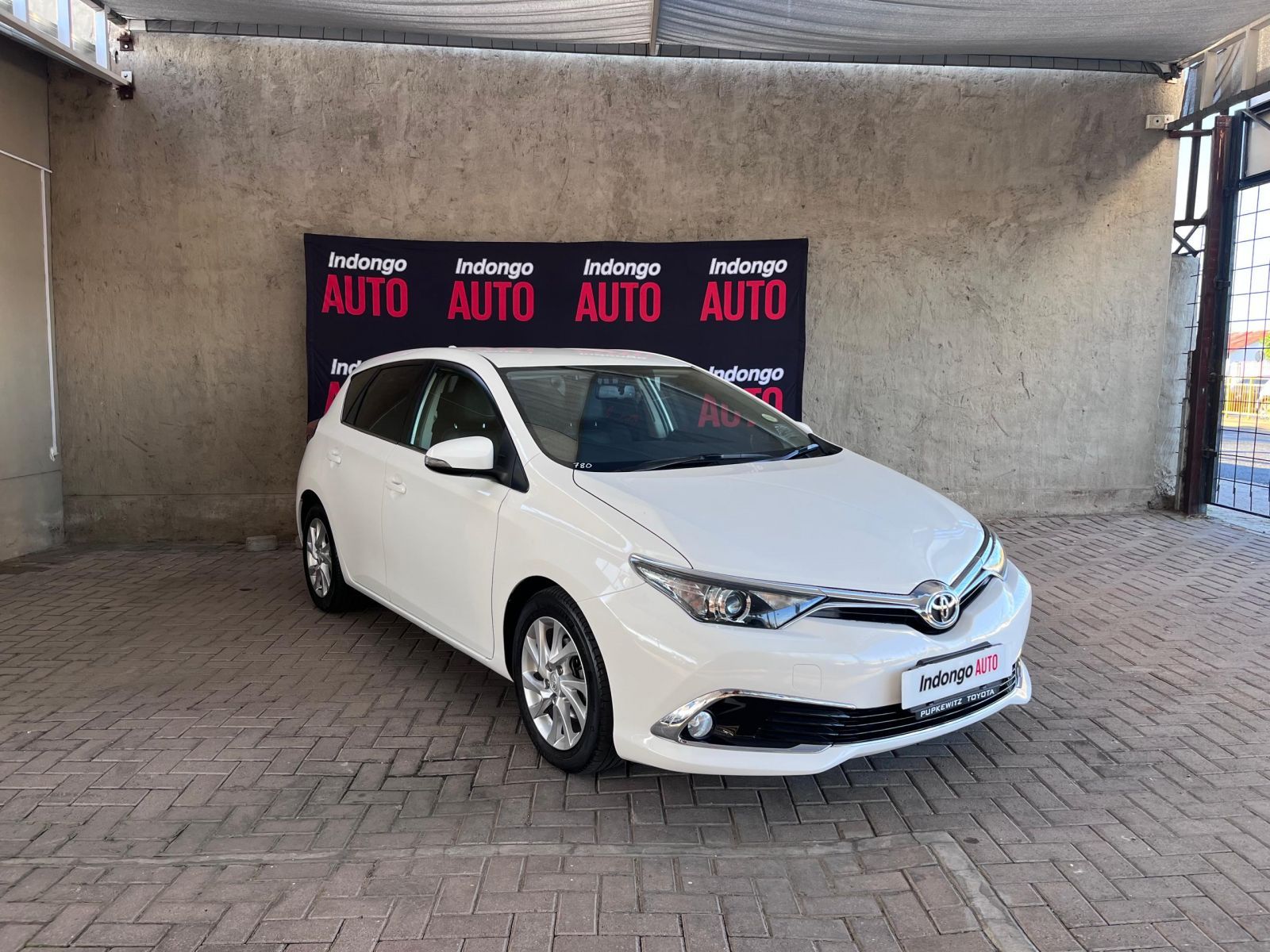 2015 Toyota Auris photo 1