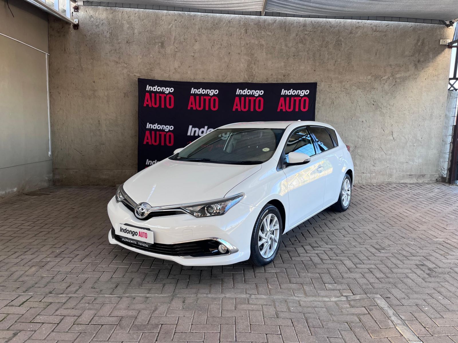 2015 Toyota Auris photo 2