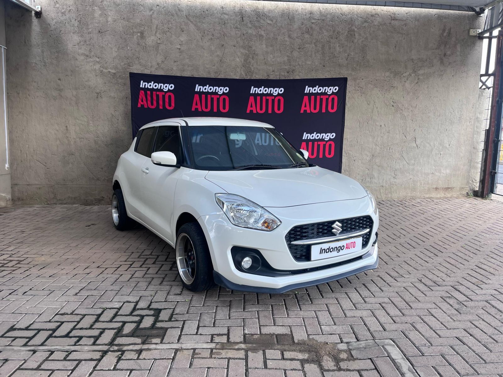 2023 Suzuki Swift photo 1