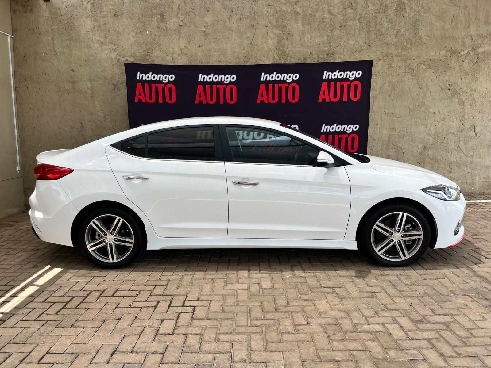 2019 Hyundai Elantra photo 3