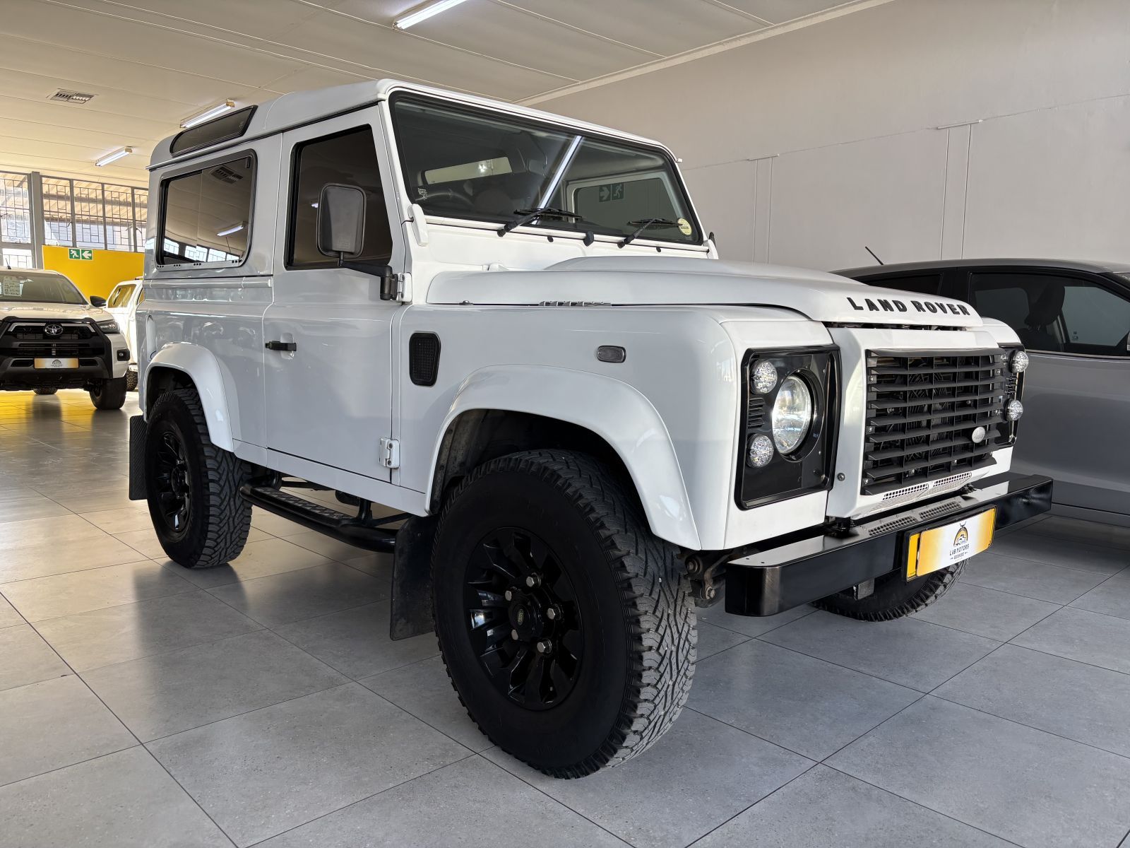 2016 Land Rover Defender photo 1