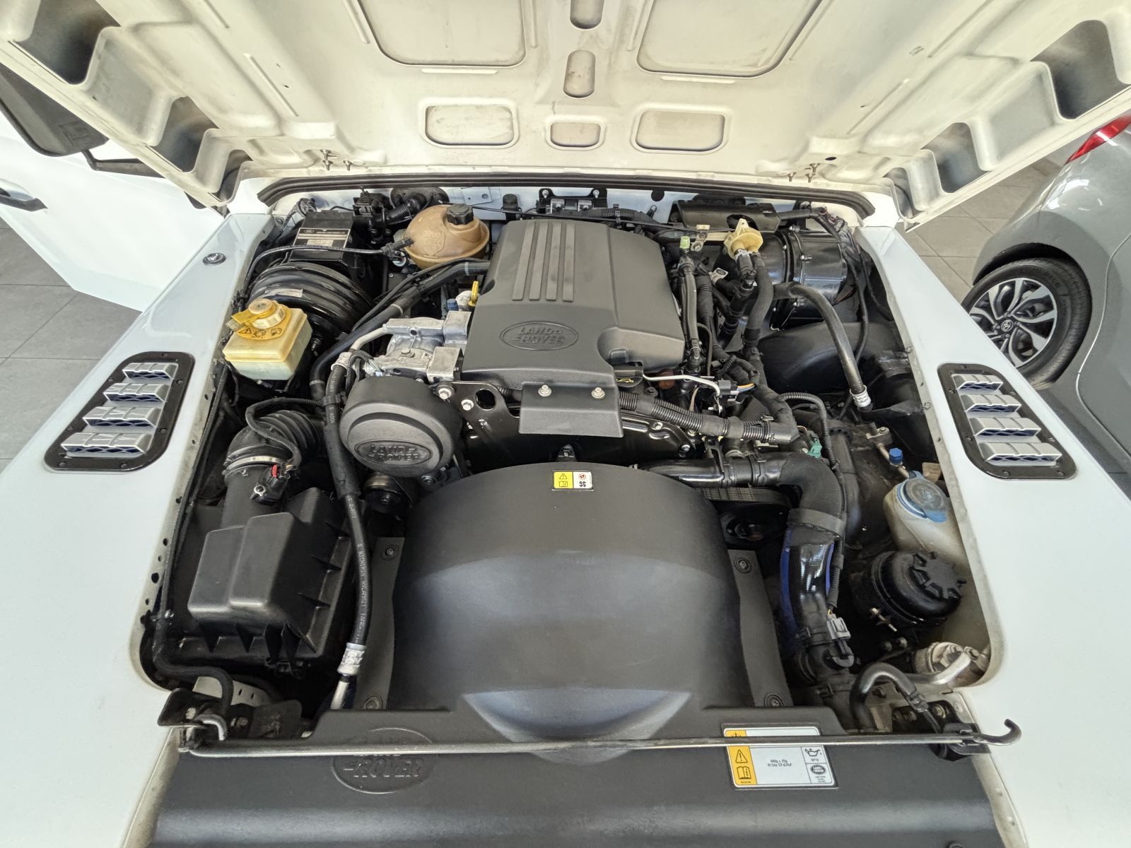 2016 Land Rover Defender photo 13