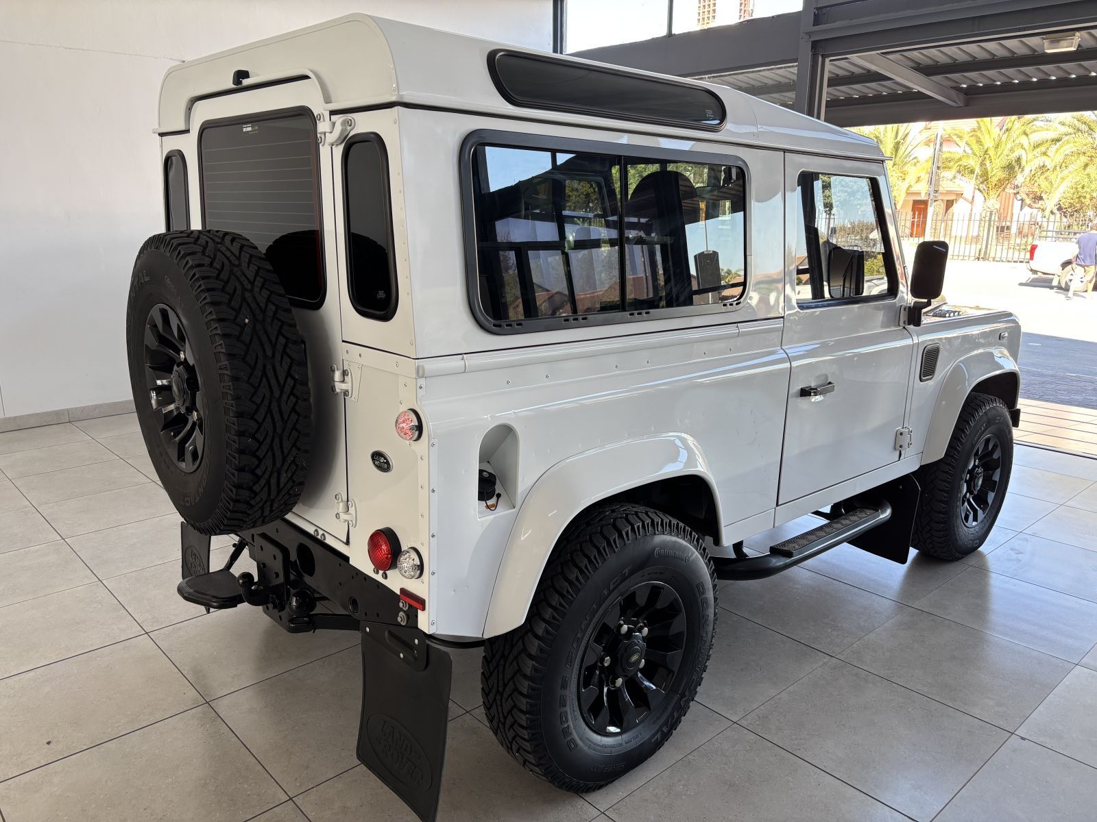 2016 Land Rover Defender photo 3