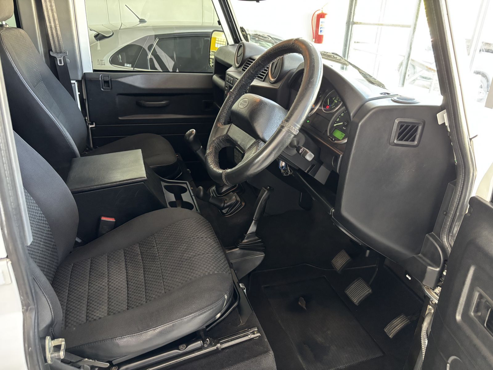 2016 Land Rover Defender photo 7