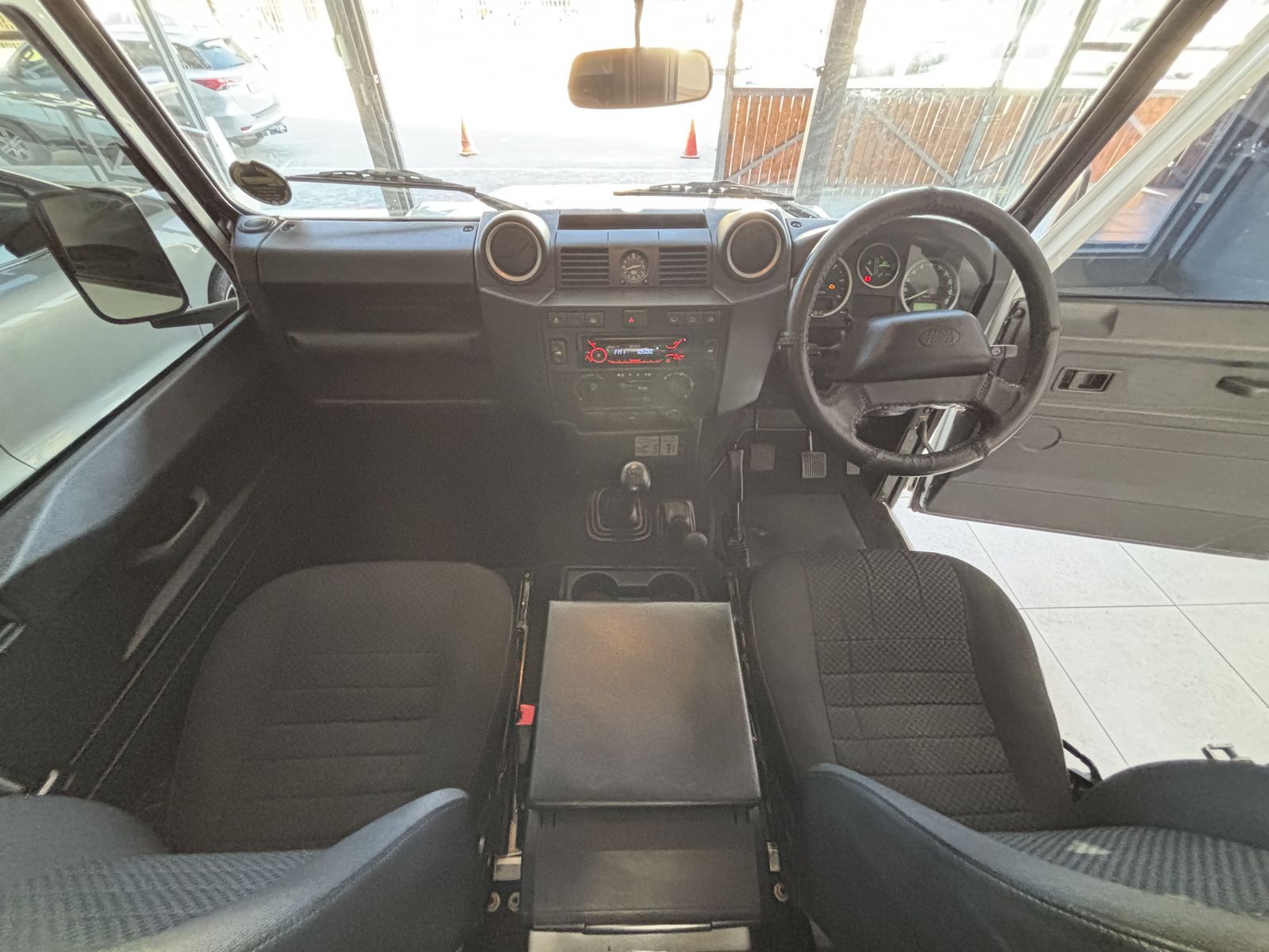 2016 Land Rover Defender photo 8