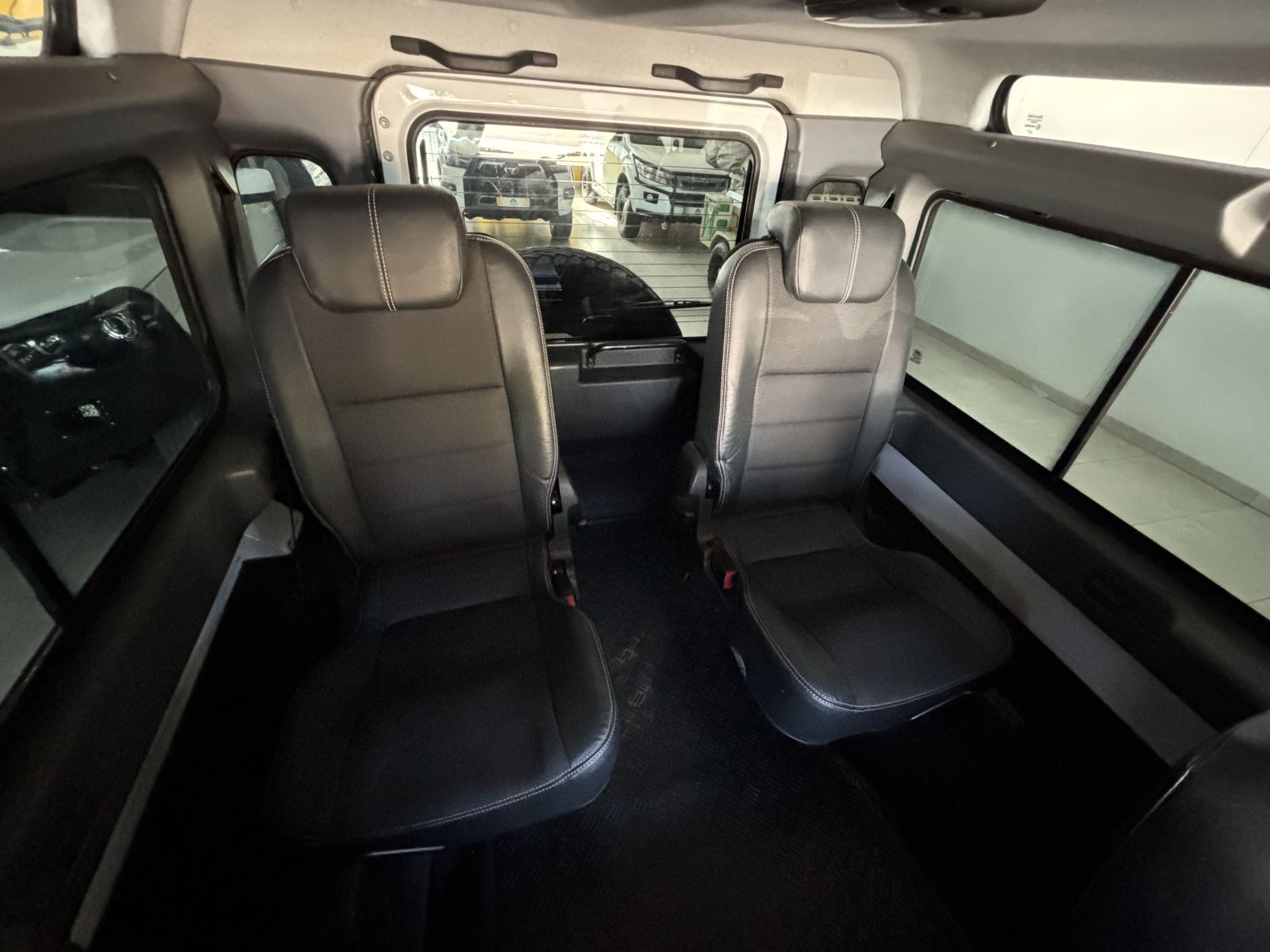 2016 Land Rover Defender photo 9