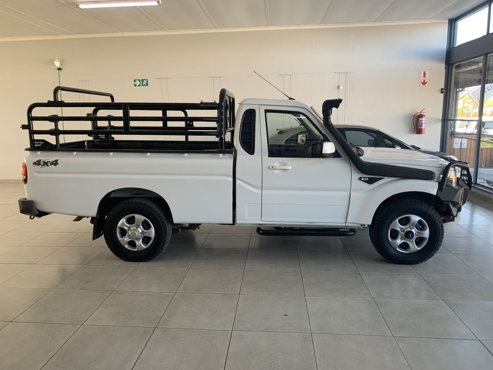 2021 Mahindra S6 photo 2