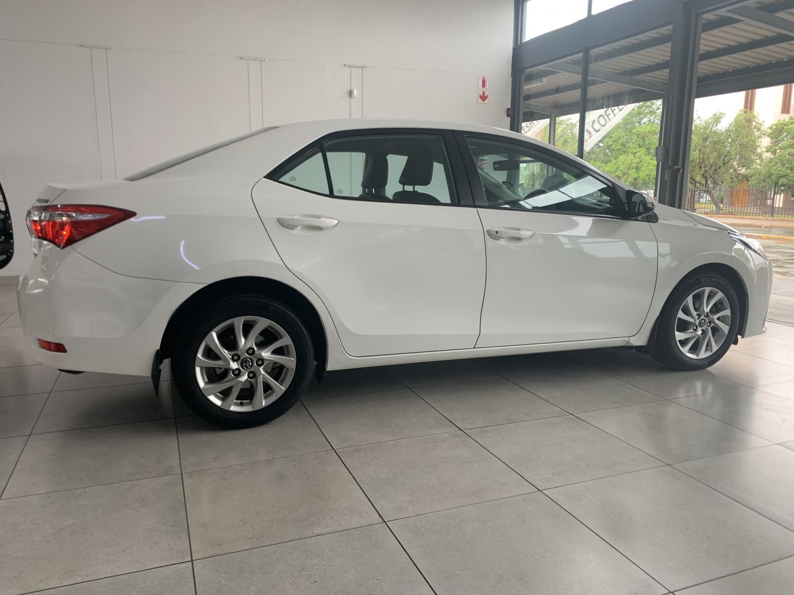 2017 Toyota Corolla photo 2