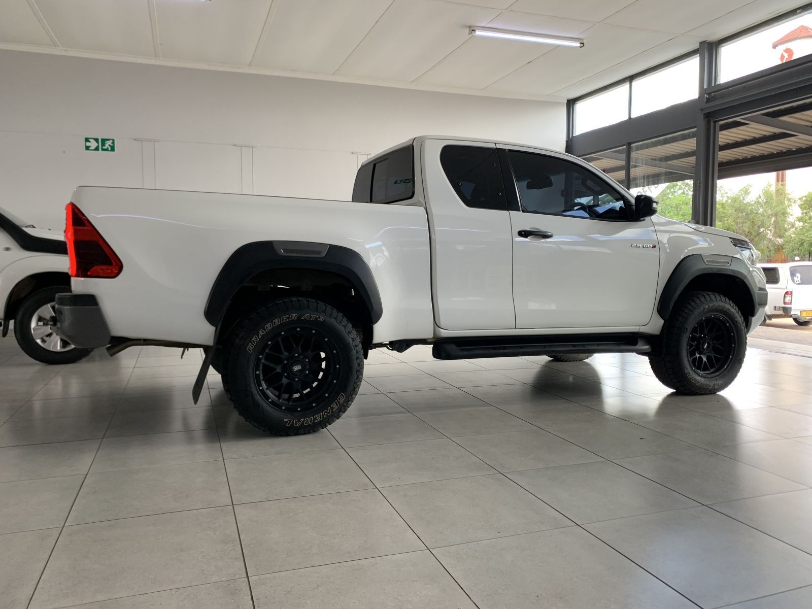 2023 Toyota Hilux photo 2