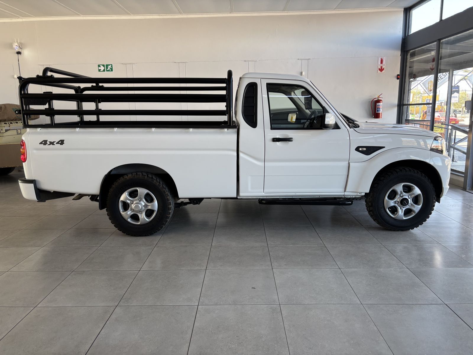 2023 Mahindra PIK UP photo 2