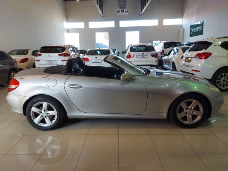 2005 Mercedes-Benz SLK Class photo 2