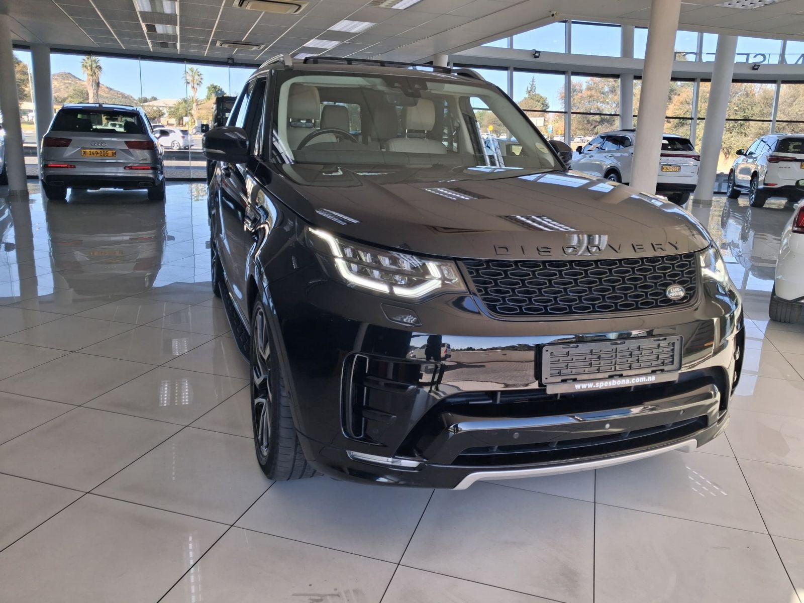 2017 Land Rover Discovery photo 2