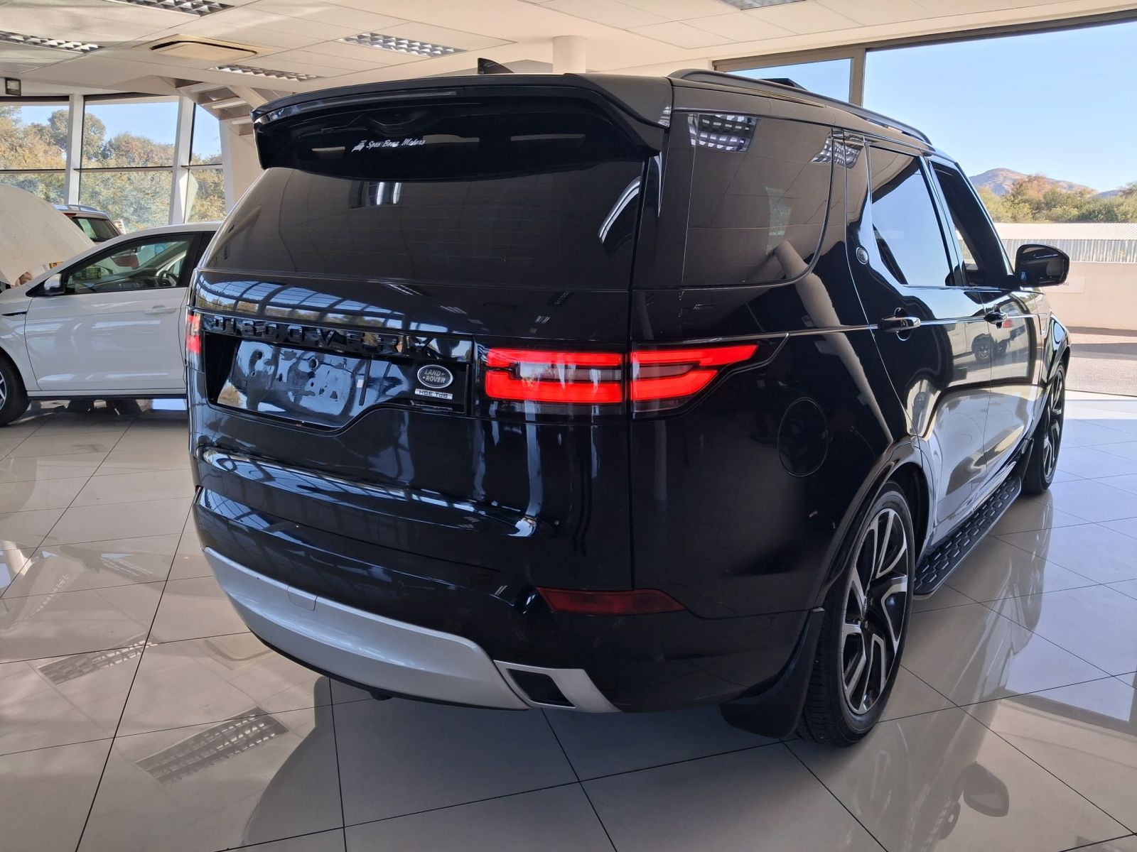 2017 Land Rover Discovery photo 3