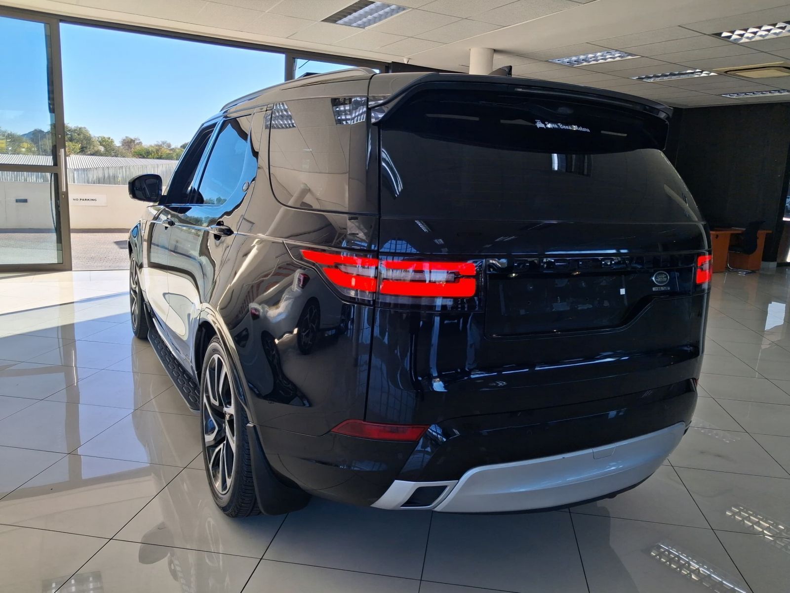 2017 Land Rover Discovery photo 4