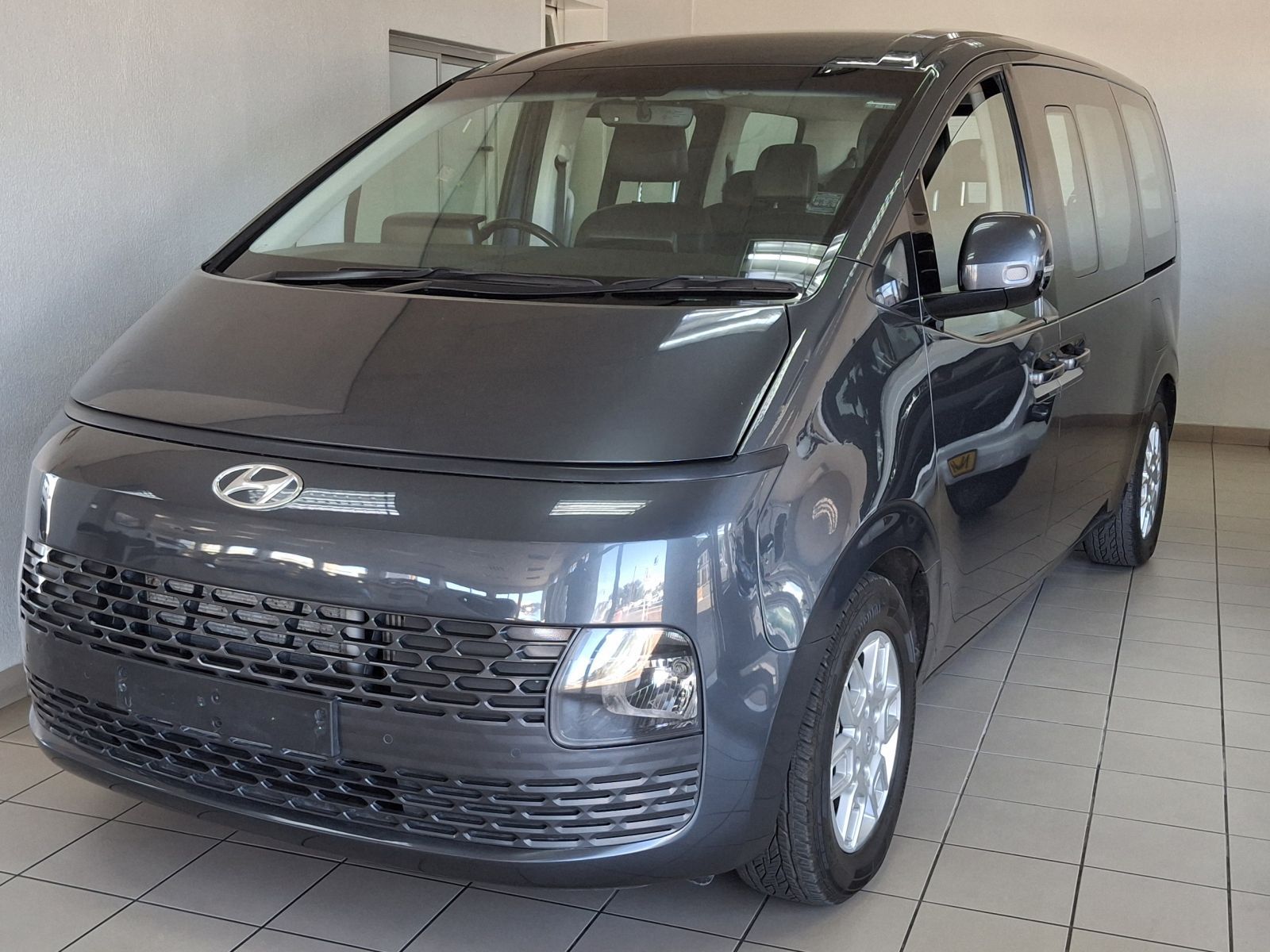 2022 Hyundai Staria photo 1