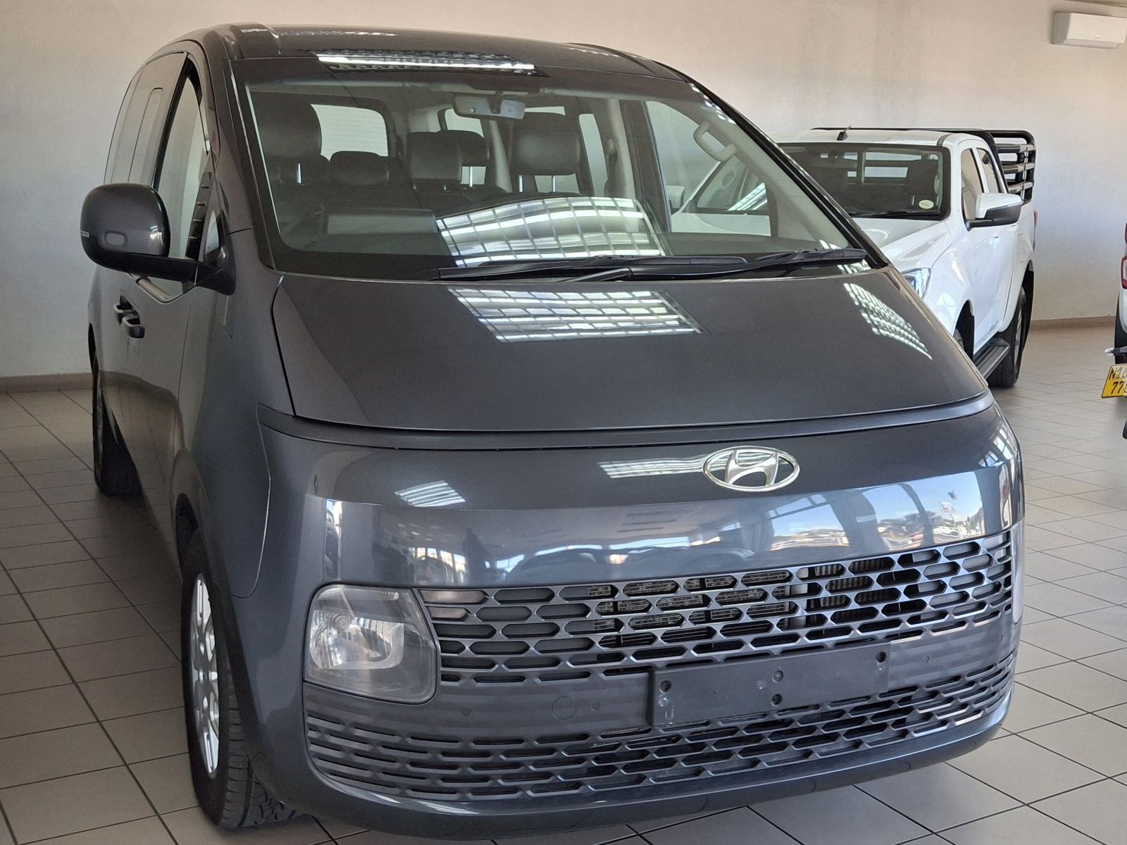 2022 Hyundai Staria photo 2