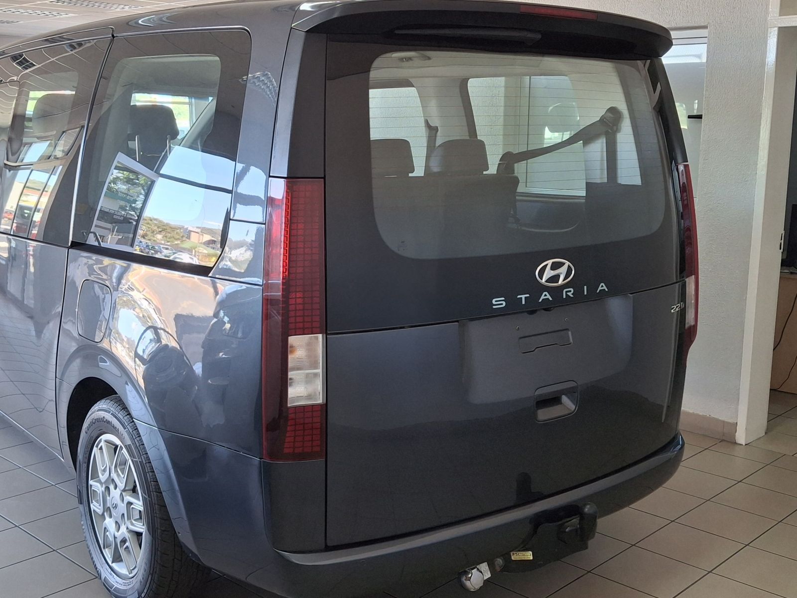 2022 Hyundai Staria photo 3