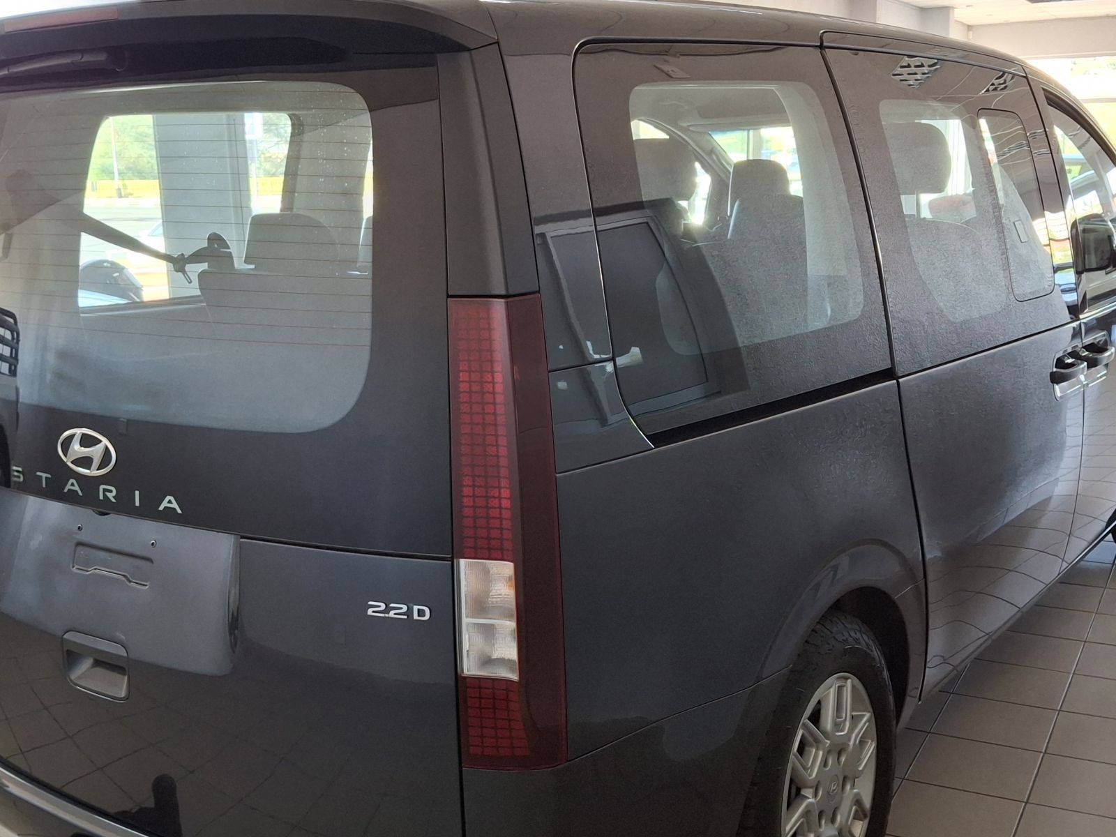 2022 Hyundai Staria photo 4