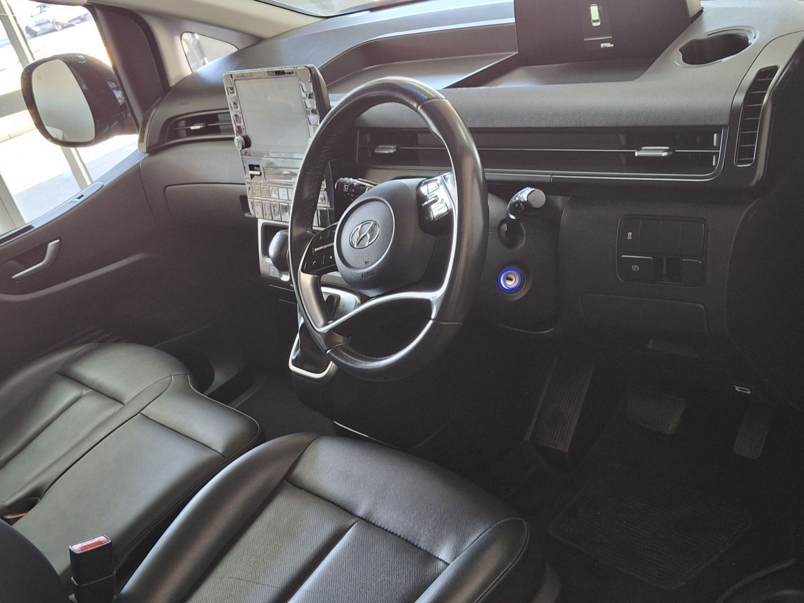 2022 Hyundai Staria photo 6