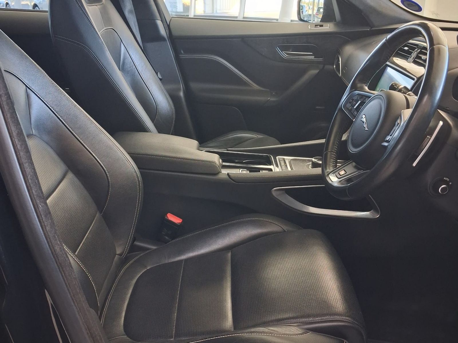 2017 Jaguar F-Pace photo 6