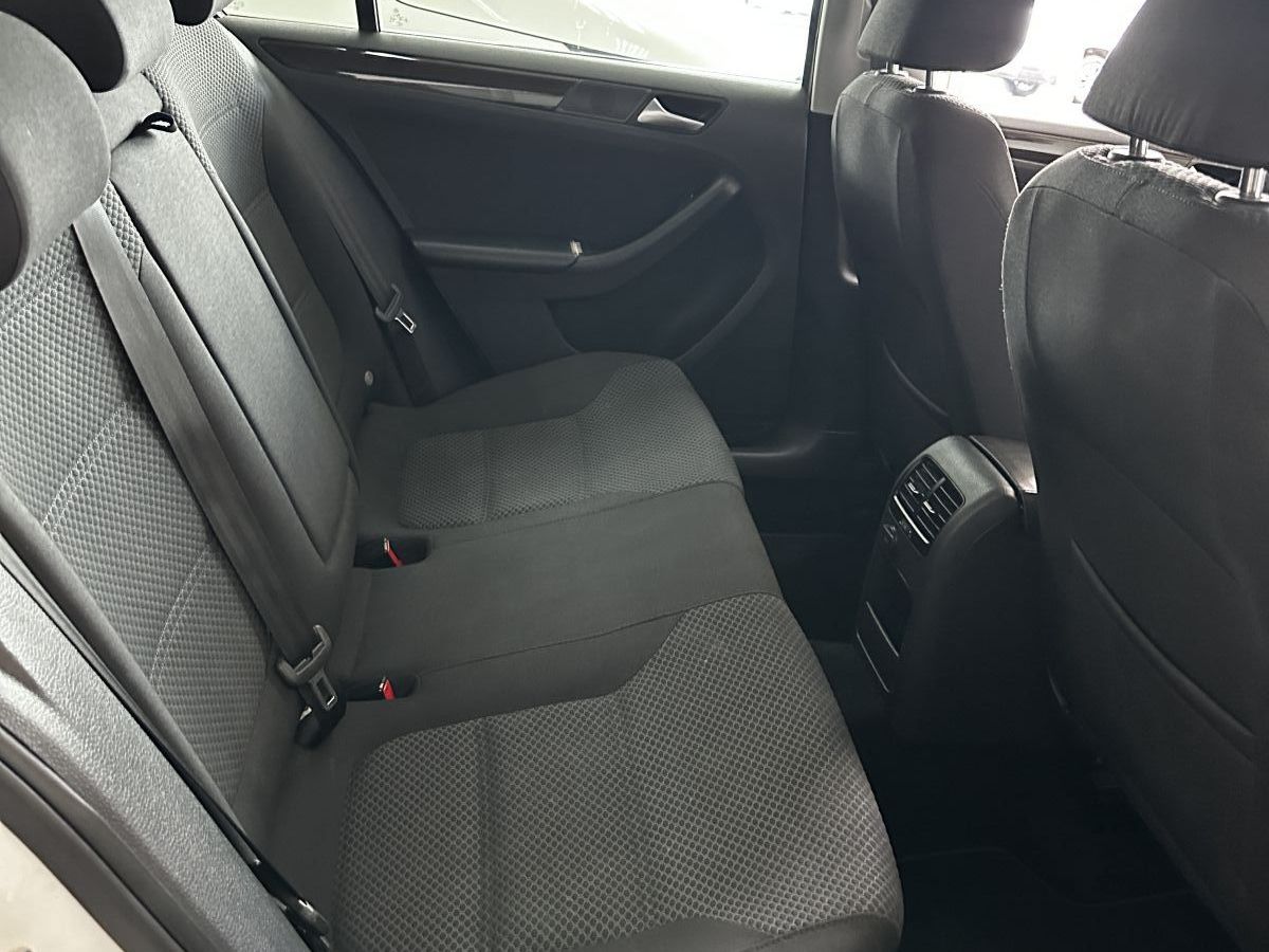 2018 Volkswagen Jetta photo 5