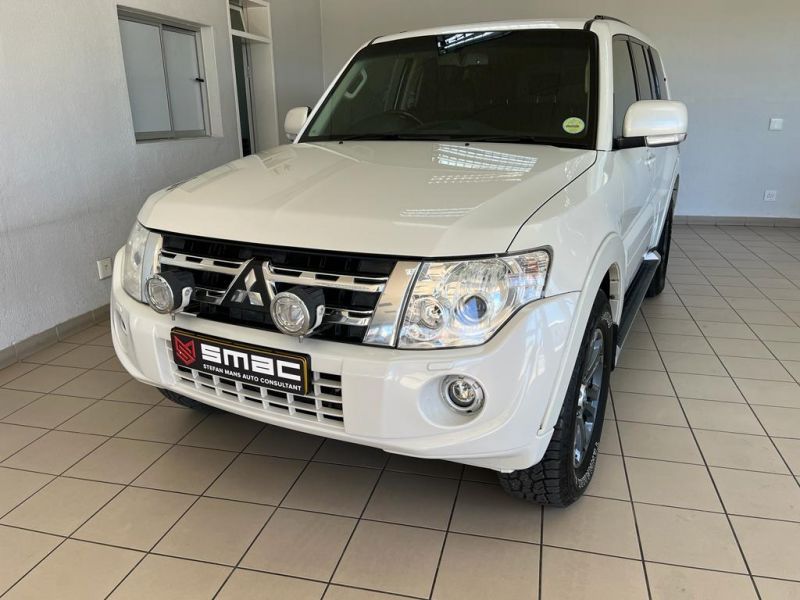 2014 Mitsubishi Pajero photo 1