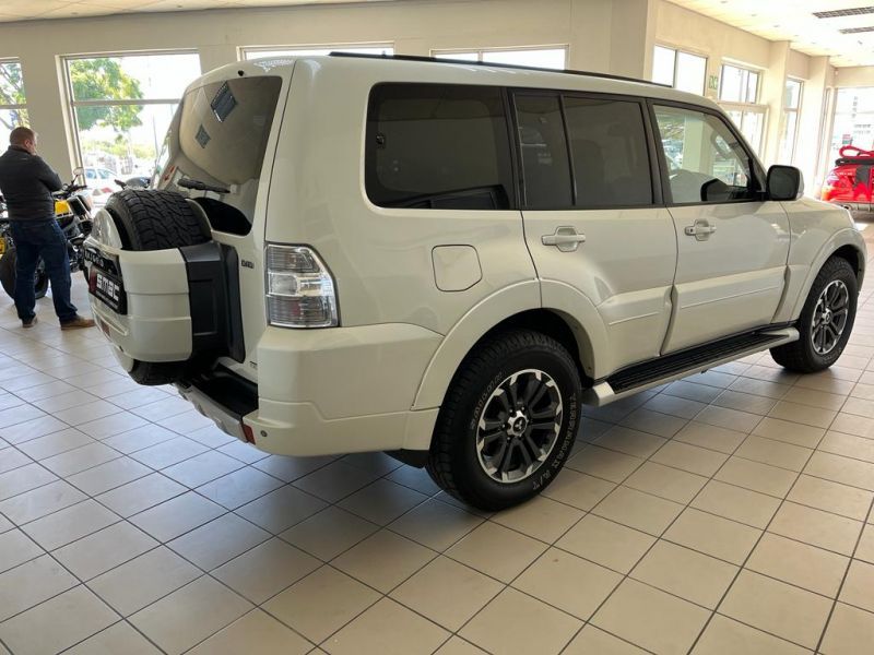 2014 Mitsubishi Pajero photo 3