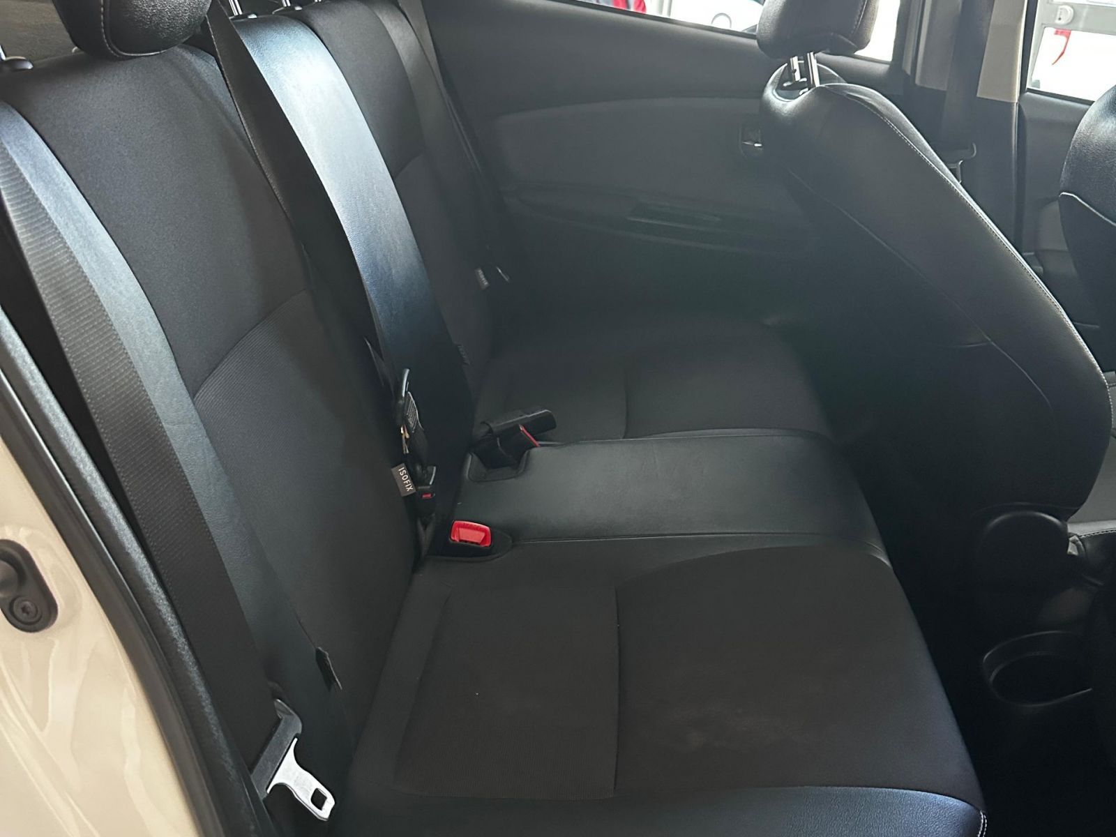 2015 Toyota Yaris photo 5
