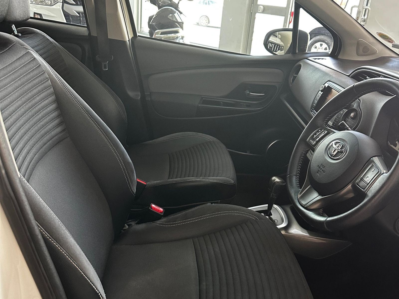 2015 Toyota Yaris photo 6