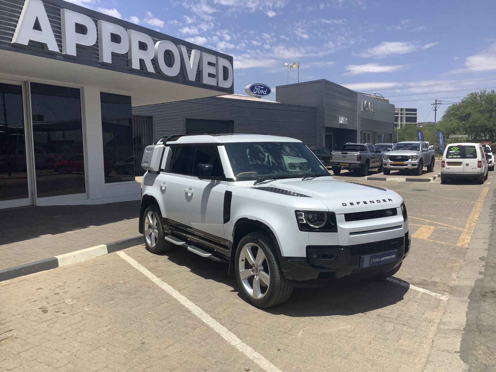 2023 Land Rover Defender photo 1