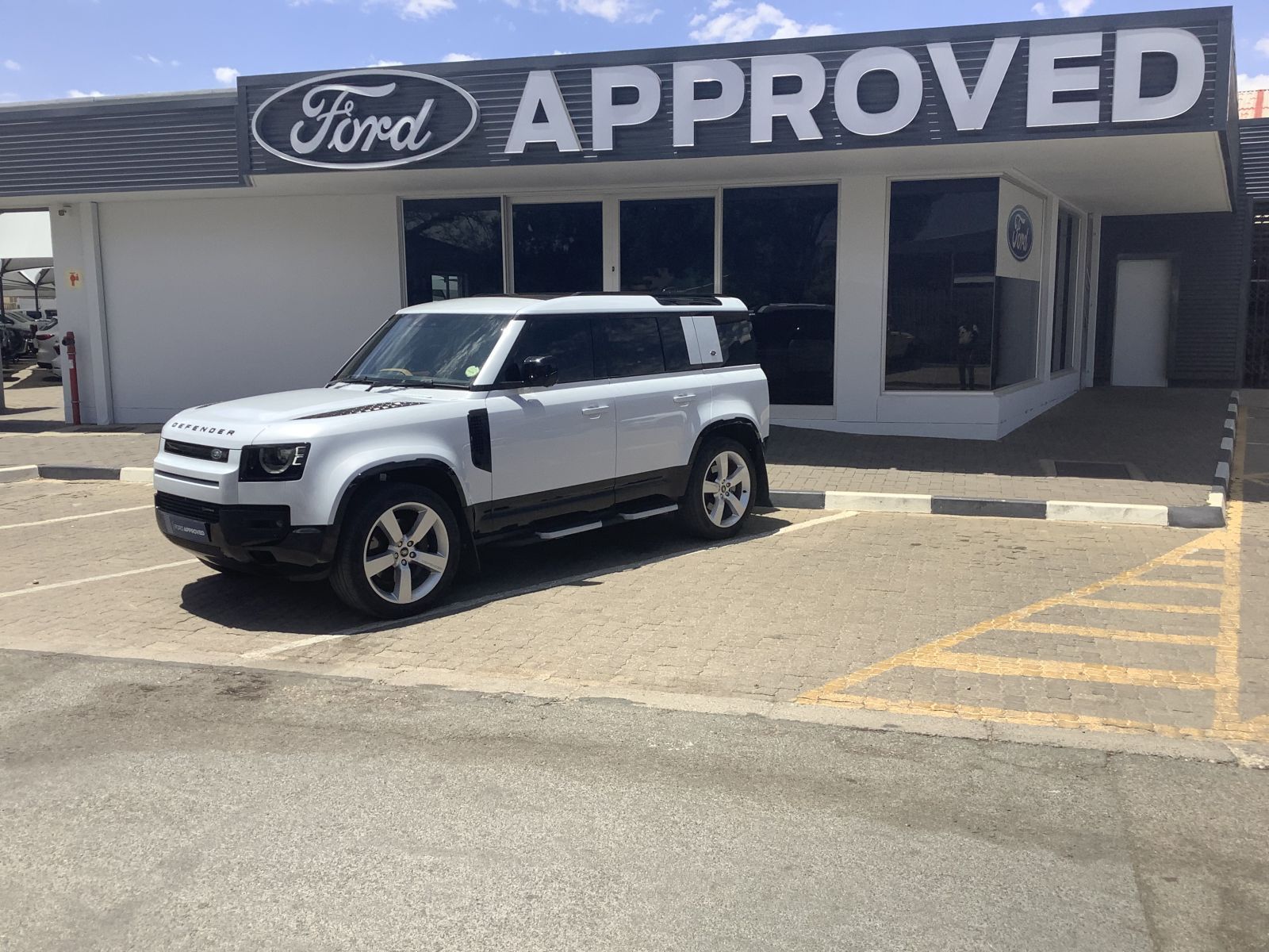 2023 Land Rover Defender photo 2