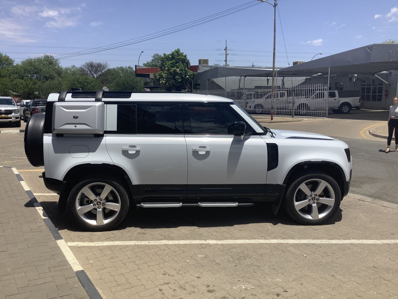 2023 Land Rover Defender photo 3