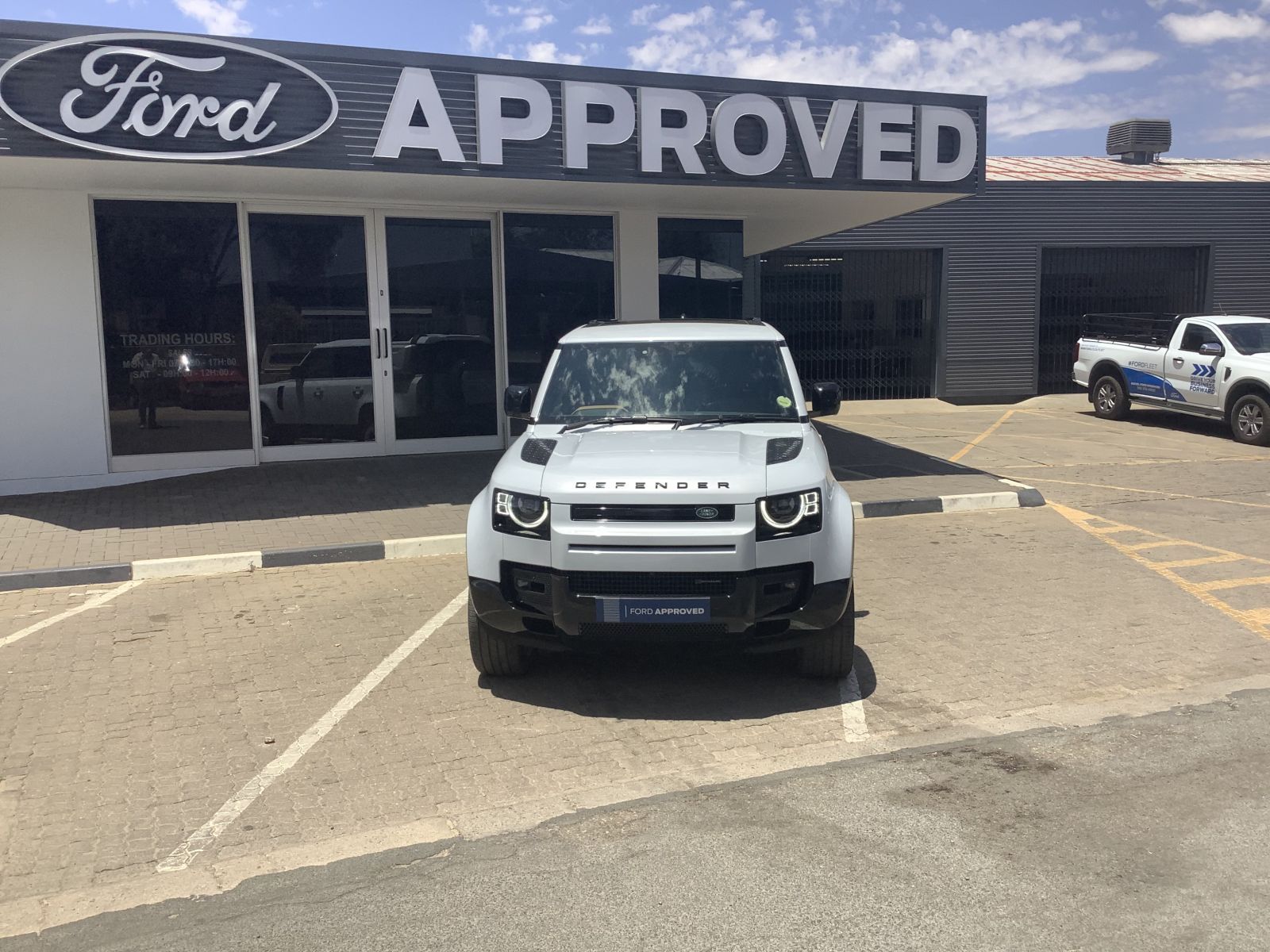 2023 Land Rover Defender photo 4