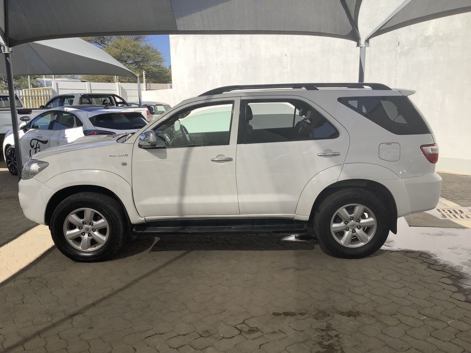2010 Toyota Fortuner photo 1
