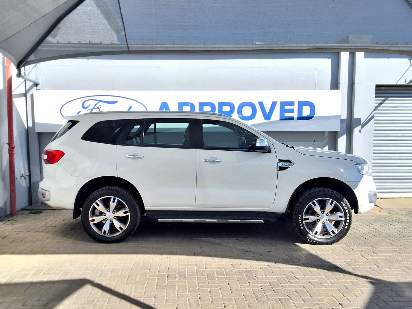 2016 Ford Everest photo 1