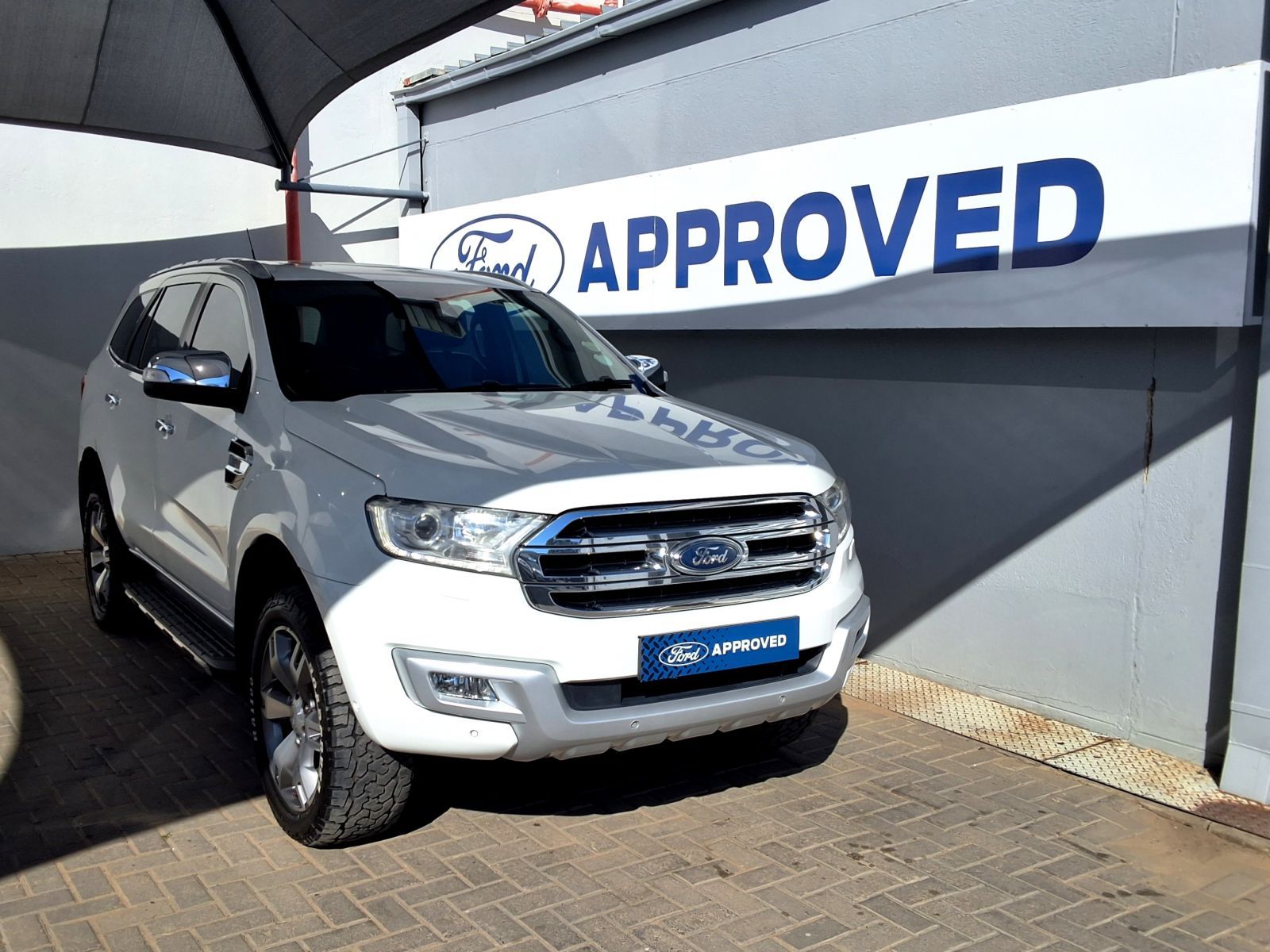 2016 Ford Everest photo 2