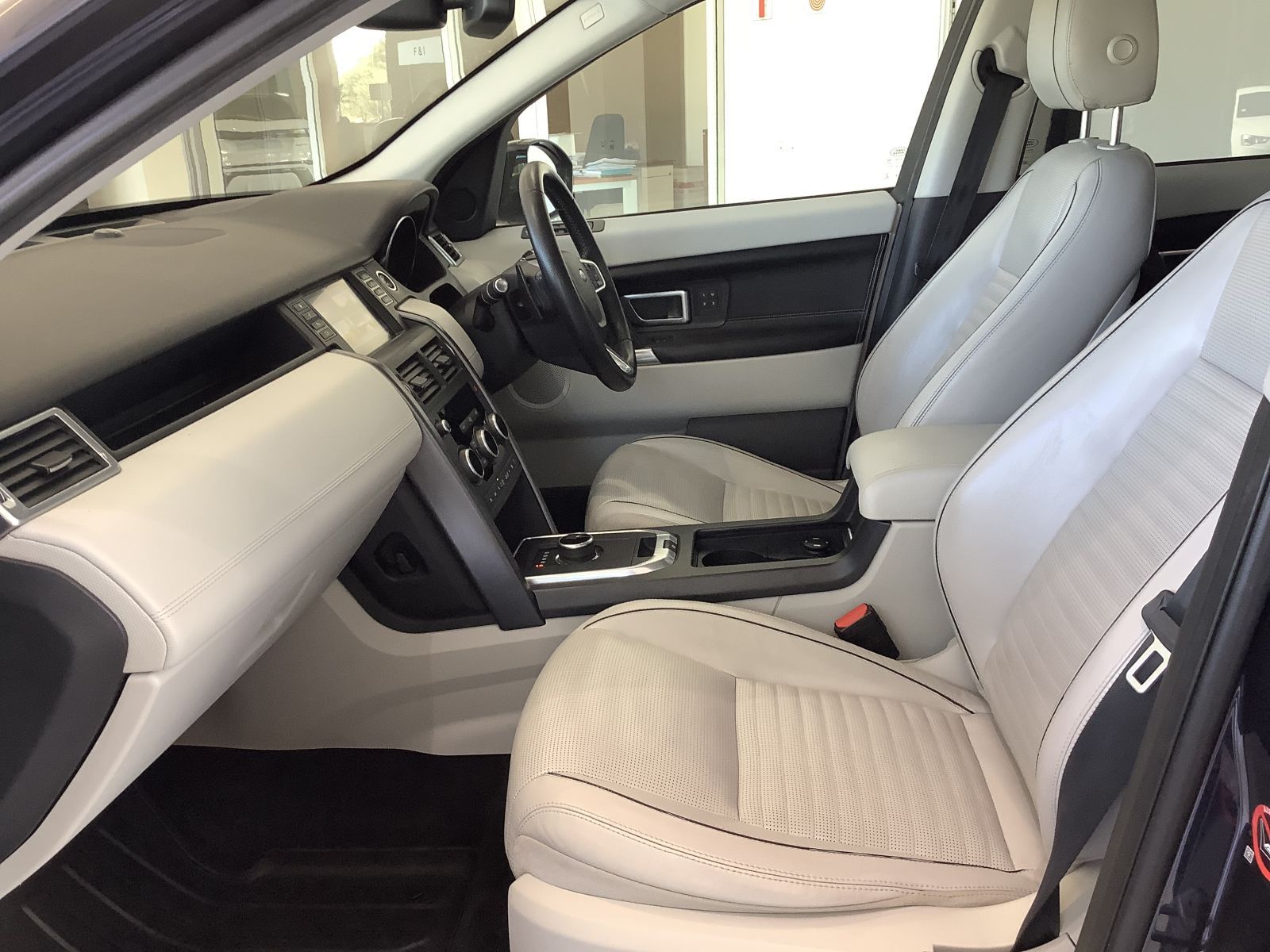 2018 Land Rover Discovery photo 12