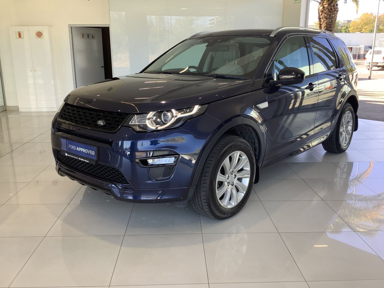 2018 Land Rover Discovery photo 2