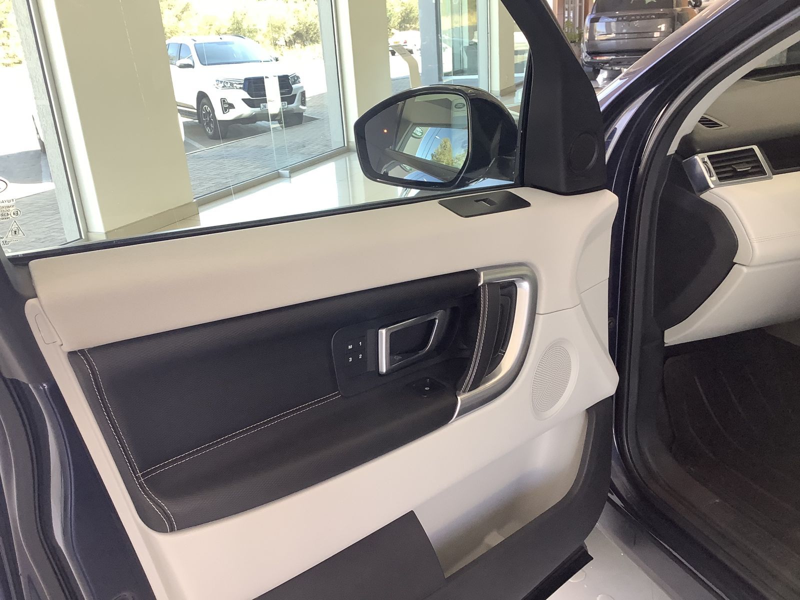 2018 Land Rover Discovery photo 8