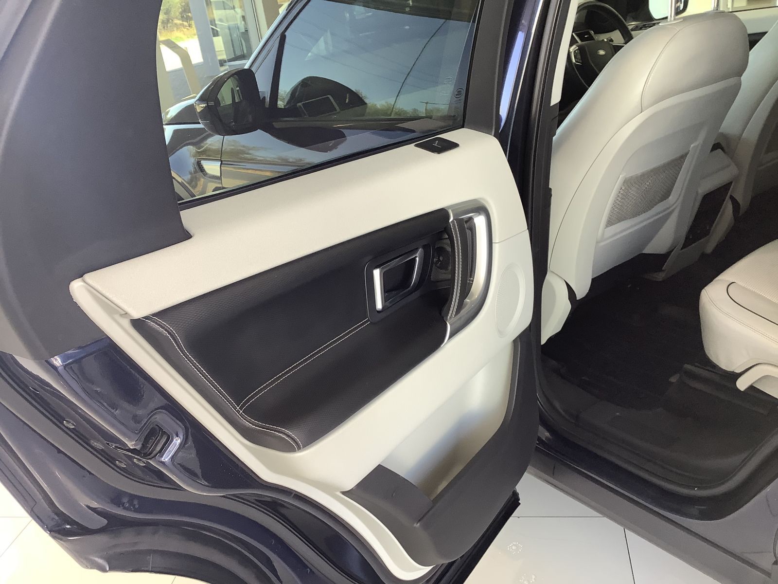 2018 Land Rover Discovery photo 9