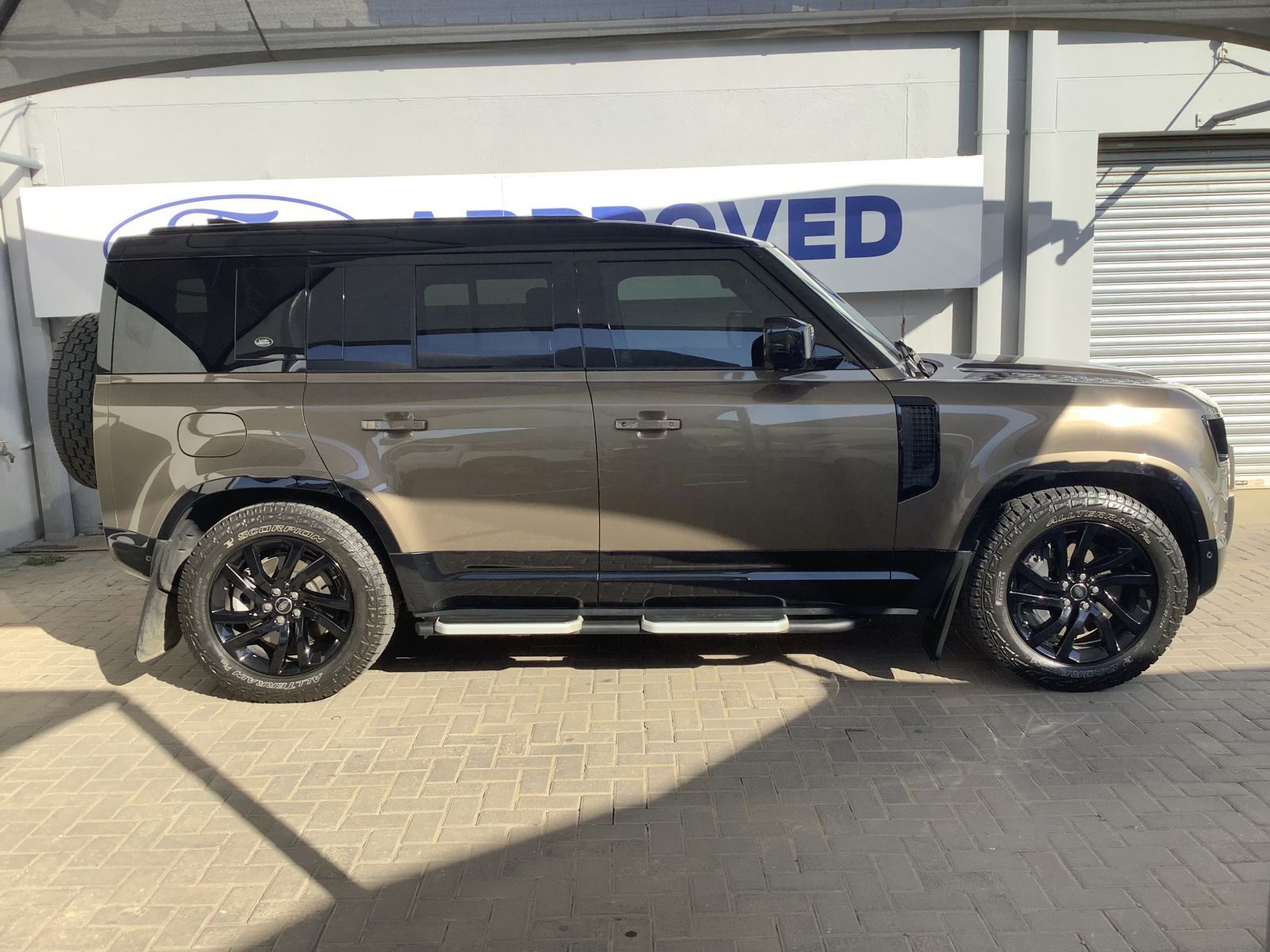 2023 Land Rover Defender photo 1