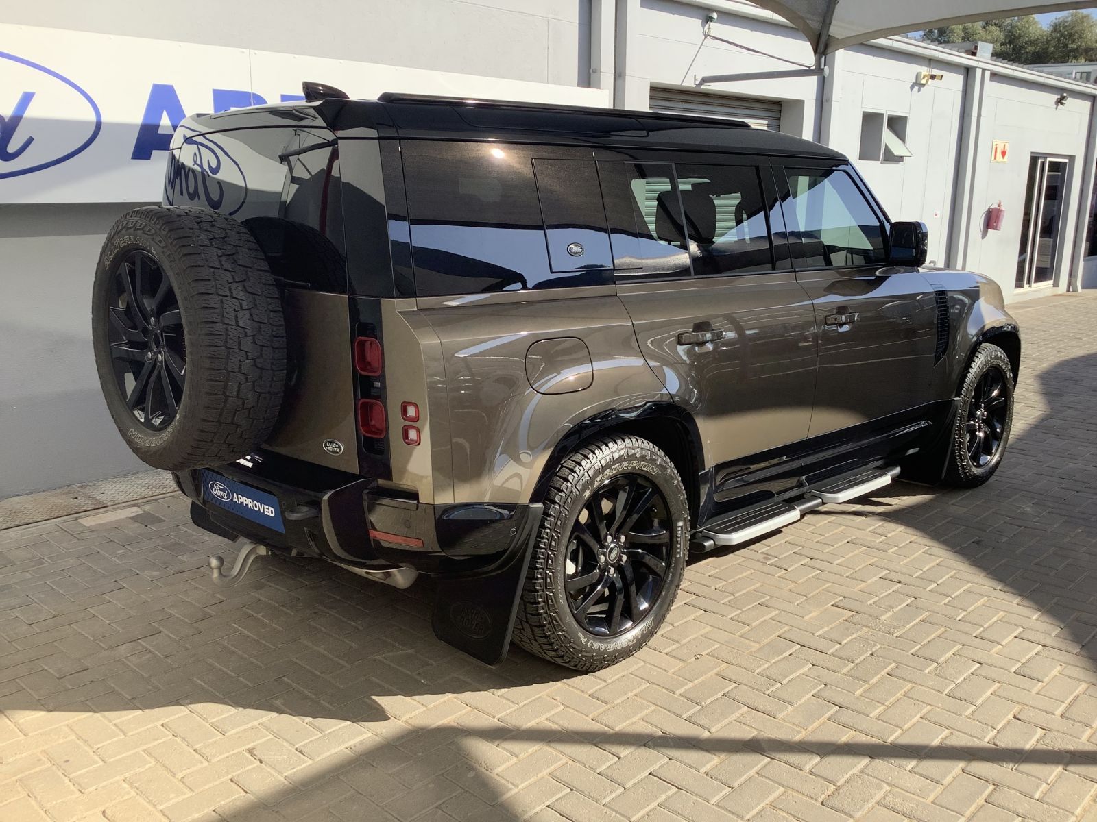 2023 Land Rover Defender photo 3